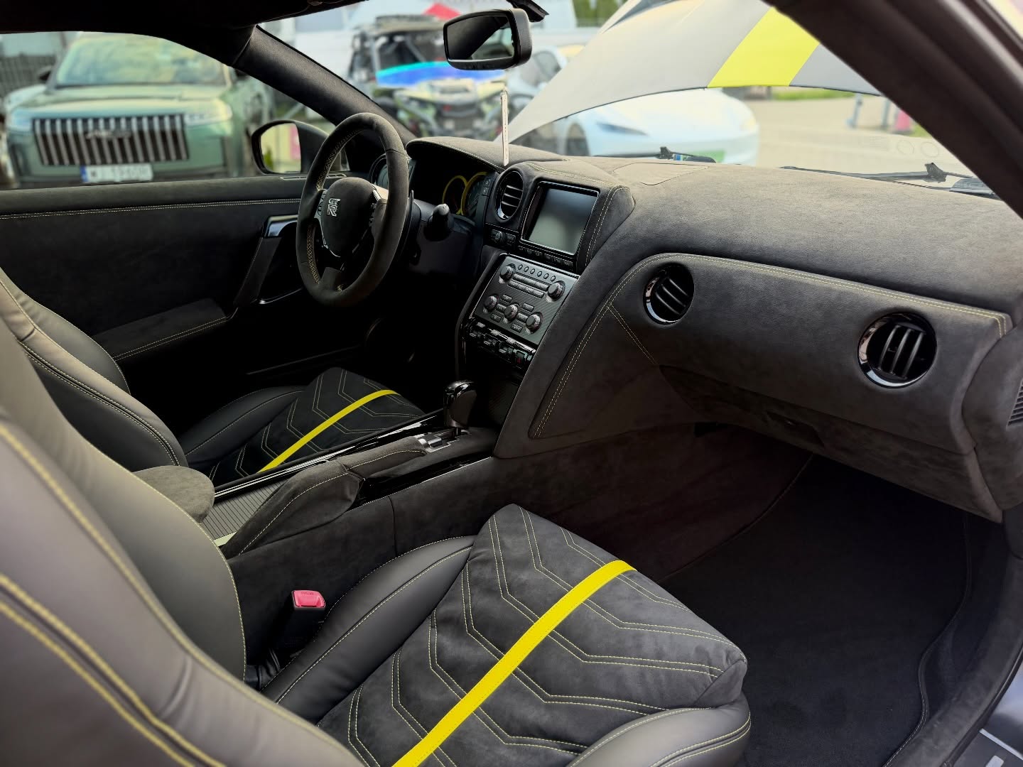 Nissan GT-R — detailing wnętrza Alcantara z żółtym przeszyciem