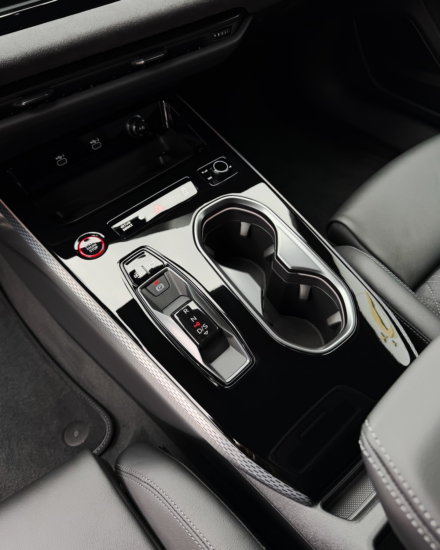 Audi — czyszczenie i pielęgnacja konsoli z podstawkami na napoje
