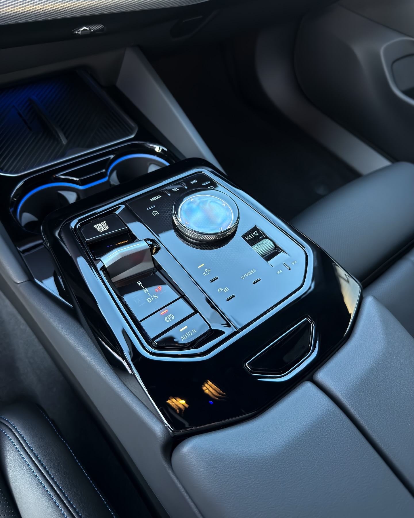 BMW iX — detailing kokpitu i konsoli centralnej
